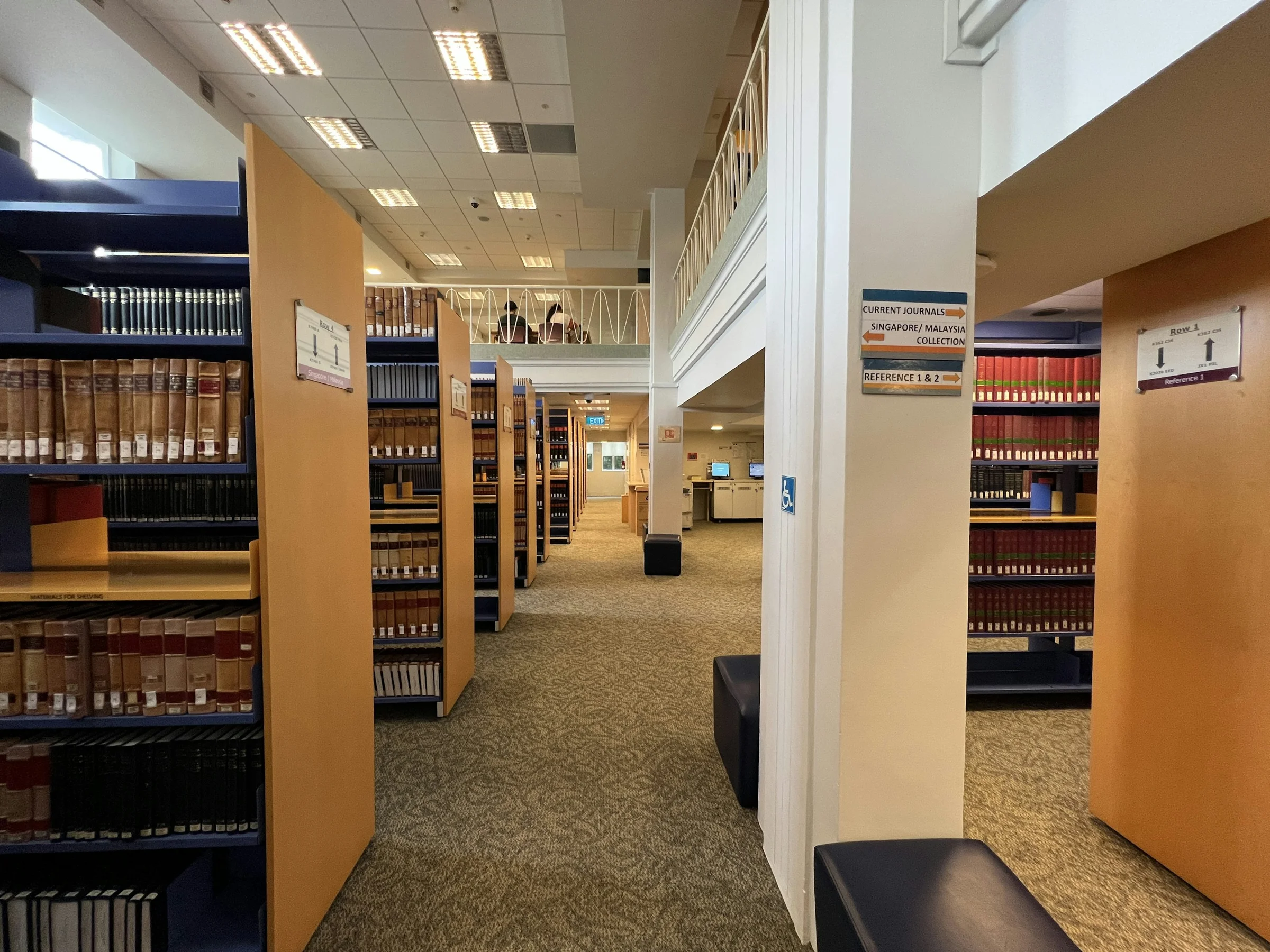 Rayonnages d’une bibliothèque universitaire à Singapour — photo d’illustration